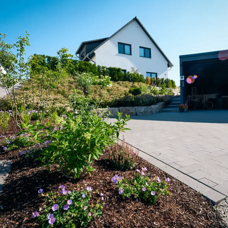 Parkplatz mit Staudenbeet