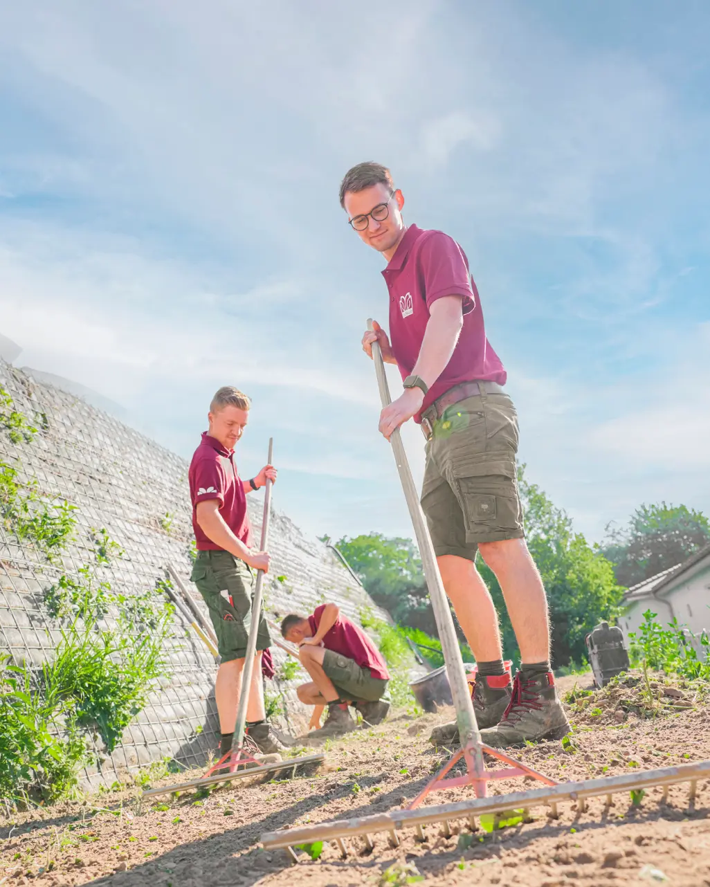 Team von Hochstein bei der Gartenarbeit