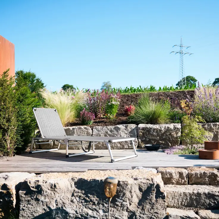 Terrasse mit Steinmauer